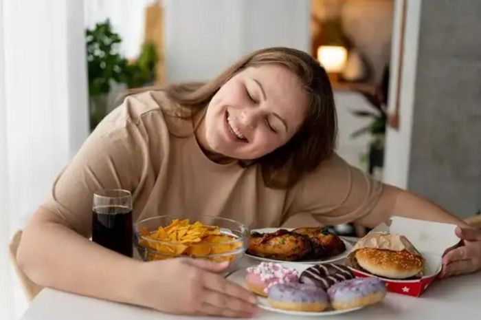 Ăn nhiều bánh, kẹo, thực phẩm siêu chế biến có thể góp phần gây rối loạn đường huyết, nhưng không có nghĩa đường là thủ phạm duy nhất. Ảnh: Timeslife