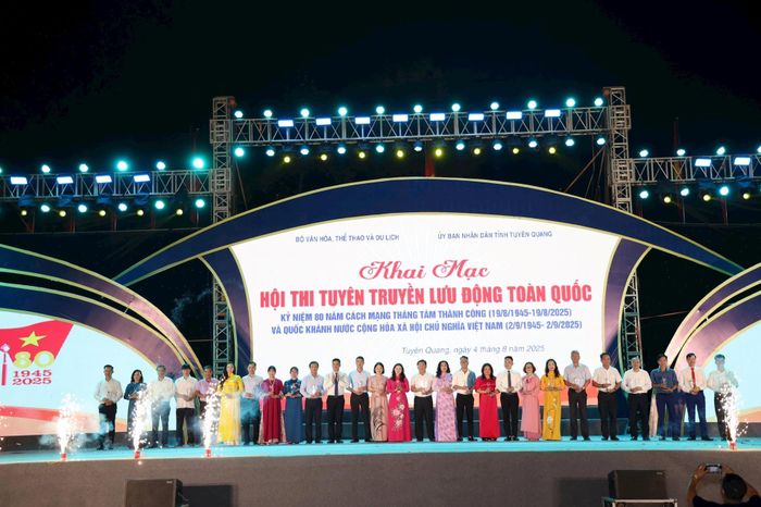 Các đại biểu trao cúp lưu niệm cho các đoàn tham gia hội thi.