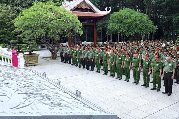 Đoàn đại biểu nghe giới thiệu về Khu di tích Đá Chông.