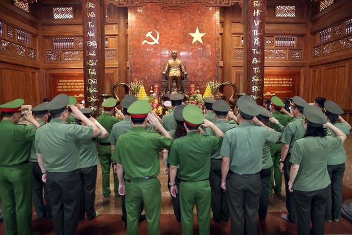 Đoàn đại biểu thành kính tưởng niệm Chủ tịch Hồ Chí Minh, bày tỏ lòng tri ân sâu sắc công lao của Người.