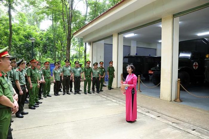 Đoàn đại biểu tham quan Khu di tích.