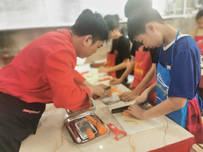 Không cho con làm việc nhà là vô tình tước đi quyền cho con được trưởng thành và yêu thương. Ảnh: Lớp Dạy trẻ Nấu ăn EZcooking