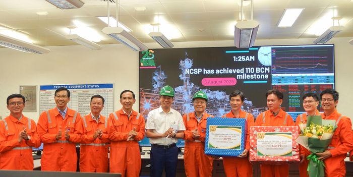  Lãnh đạo PV GAS tặng quà chúc mừng tới tập thể PV GAS NCSP về cột mốc vận chuyển an toàn 110 tỷ m3 khí. 