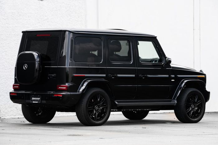  Ngoại thất chiếc SUV này mang màu sơn đen ánh kim Obsidian Black Metallic với các chi tiết tối màu, đi kèm bộ mâm 10 chấu AMG kích thước 20 inch được sơn màu đen bóng. 