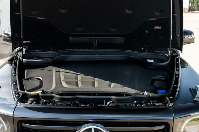  Về mặt vận hành, Mercedes-Benz G 580 EQ được trang bị 4 động cơ điện tại mỗi bánh, giúp tạo ra công suất tối đa 587 mã lực và mô-men xoắn cực đại 1.164 Nm. 