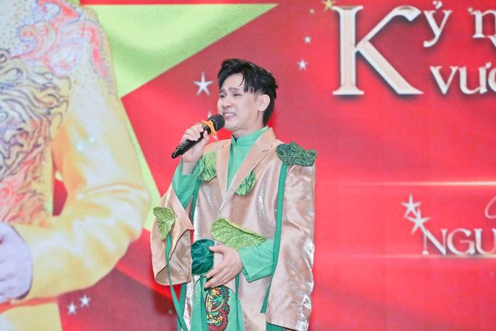 Nam ca sĩ xúc động chia sẻ