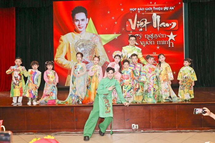 Nguyên Vũ chụp hình cùng các gương mặt nhí sẽ xuất hiện trong các MV