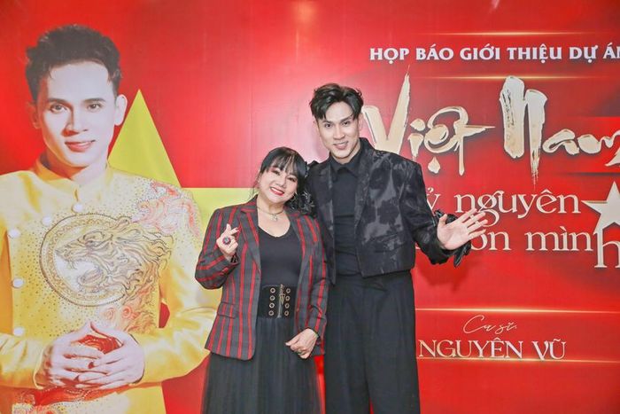 Nam ca sĩ và MC Ngọc Tiên