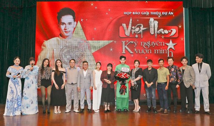 Nguyên Vũ cảm ơn các cộng sự giúp anh hoàn thành dự án âm nhạc tâm huyết