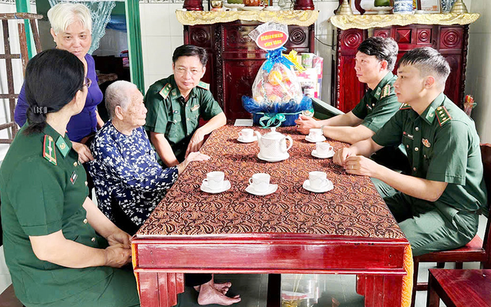 Bộ đội Biên phòng TP Hồ Chí Minh thăm, tặng quà gia đình chính sách trên địa bàn.