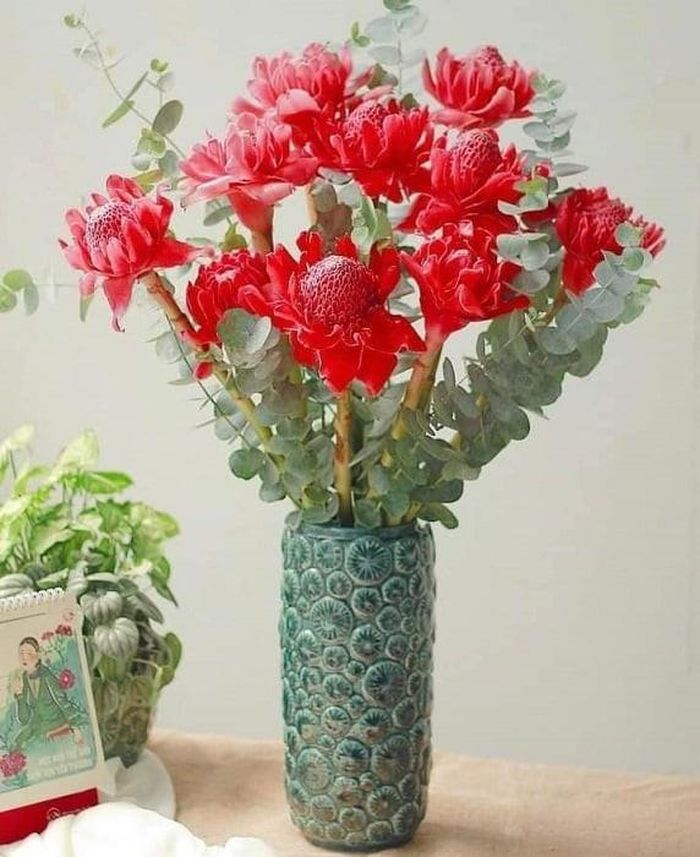 Chứa nhiều bụi bẩn và vi khuẩn nếu không được vệ sinh thường xuyên. Hoa giả bằng nhựa, vải tổng hợp rất dễ bám bụi, làm giảm chất lượng không khí trong nhà.