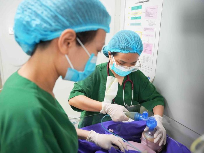  Hồi sức tích cực cho thai nhi ngay sau khi sinh - Ảnh BVCC 