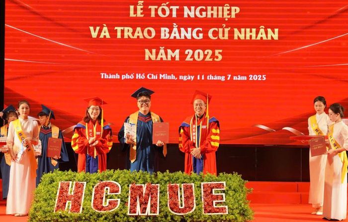 Khoảnh khắc Lâm Tiến nhận bằng tốt nghiệp tại Trường Đại học Sư phạm TPHCM.