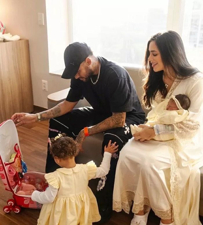 Khoảnh khắc bình dị của gia đình Neymar. Trên Instagram, nhiều fan mong cầu thủ trở thành "lãng tử quay đầu", chuyên tâm cho tổ ấm và tập trung chơi bóng. Các khán giả trung thành kỳ vọng Neymar thi đấu thăng hoa cùng câu lạc bộ Santos, tỏa sáng trong màu áo tuyển quốc gia Brazil tại World Cup 2026 - có thể là giải đấu lớn cuối cùng của anh.