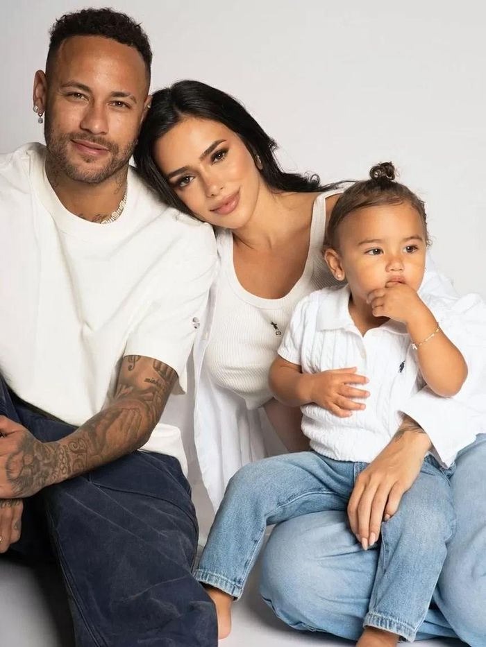Neymar bắt đầu sự nghiệp chuyên nghiệp tại Santos FC (Brazil), sau đó đầu quân cho Barcelona (Tây Ban Nha), PSG (Pháp), Al Hilal (Saudi Arabia). Anh cùng Barcelona giành Champions League 2015, lập bộ 3 huyền thoại MSN (Messi - Súarez - Neymar). Tại PSG, anh giành 5 chức vô địch Ligue 1.