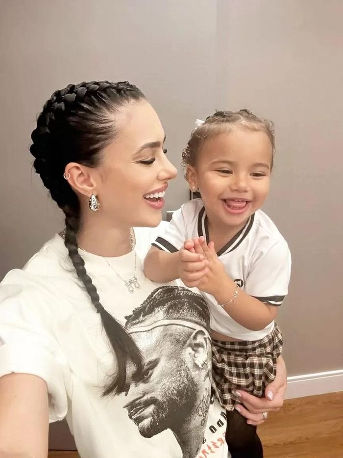 Tương tự, người đẹp Bruna Biancardi đăng loạt ảnh mới trên Instagram, nhận lượng lớn tương tác. Người đẹp diện áo in khuôn mặt bạn trai, bế con gái ra sân cổ vũ anh thi đấu cùng câu lạc bộ Santos.