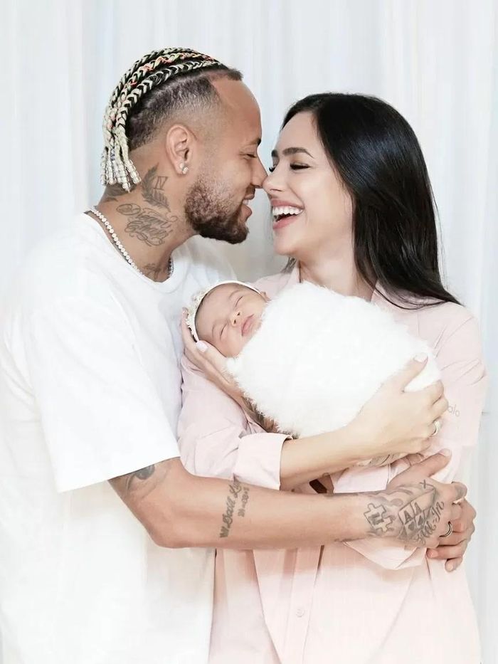 Trong bộ ảnh ngày 3/8, người mẫu cho biết, thích khoảnh khắc Neymar thể hiện tình yêu với mình và con gái nhỏ - Mel, chào đời ngày 5/7. Bé Mel là con thứ tư của Neymar, đồng thời là con thứ hai của Neymar - Biancardi.