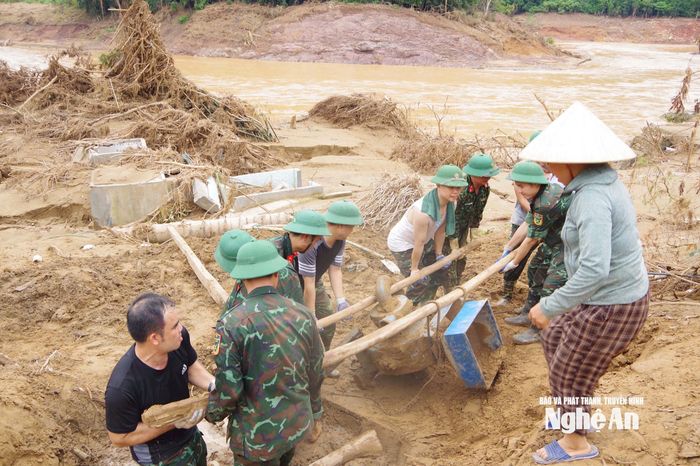 Trong két sắt có nhiều tài sản quý và giấy tờ cá nhân quan trọng. Ảnh: Châu Khang