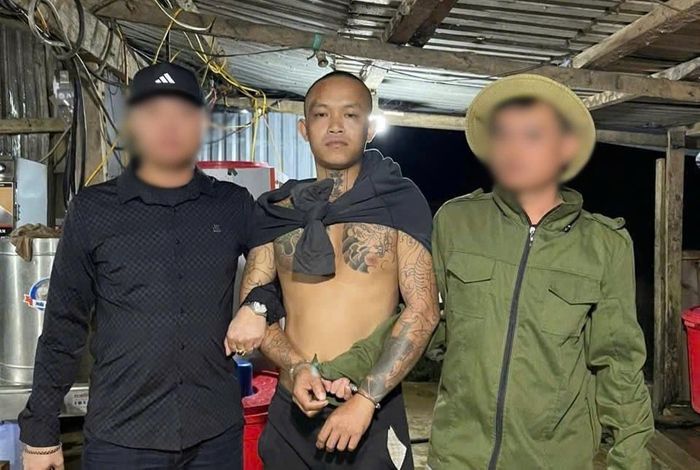 Đối tượng Lý Văn Sang bị bắt giữ khi đang lẩn trốn tại khu vực bãi vàng ở Đà Nẵng. Ảnh: Thành Ca