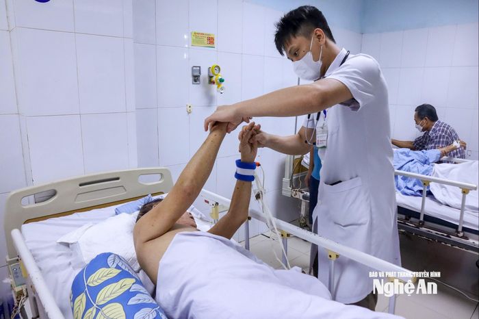 Bác sĩ thăm khám cho một bệnh nhân đột quỵ. Ảnh: Minh Quân