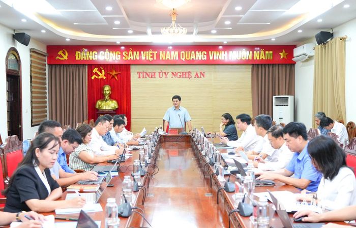 Cùng dự có các thành viên Tổ công tác số 6 theo Kế hoạch của Ban Thường vụ Tỉnh ủy và các đồng chí Ủy viên Ban Thường vụ Đảng ủy các xã, phường. Ảnh: Thành Cường