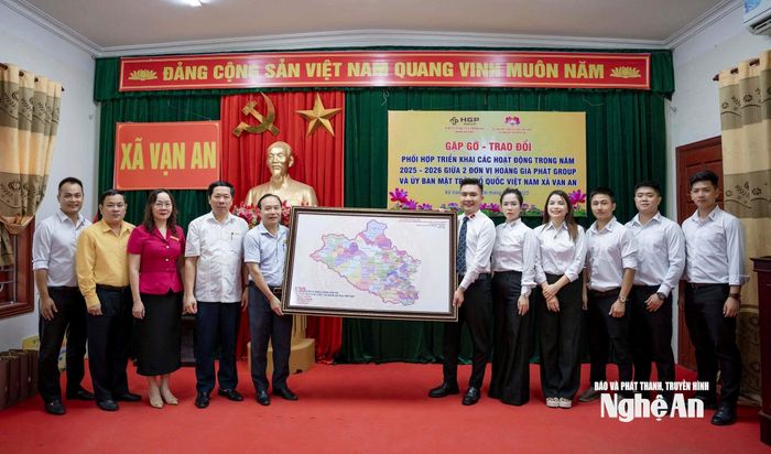 Hoàng Gia Phát trao tặng xã Vạn An bản đồ hành chính của Nghệ An sau khi sáp nhập xã. Ảnh: Nguyệt Minh