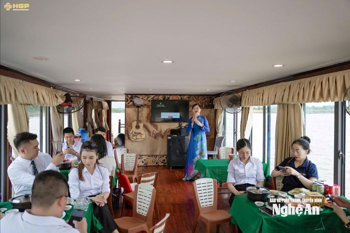 Trải nghiệm dịch vụ thuyền Sông Lam, mô hình du lịch độc đáo của xã Vạn An. Ảnh: Nguyệt Minh