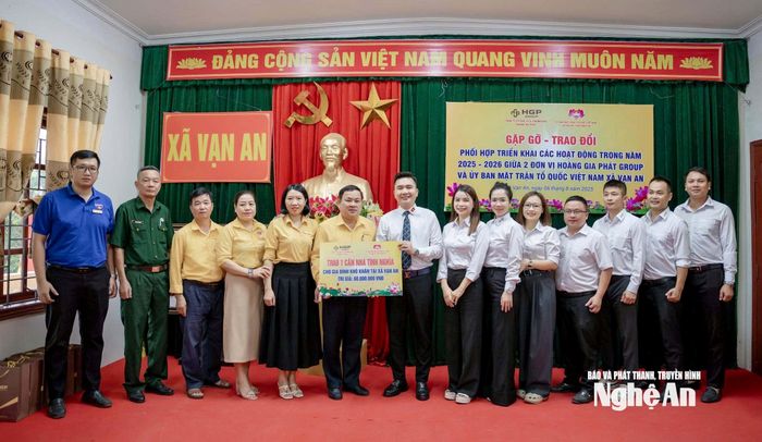 Hoàng Gia Phát trao tặng một căn nhà trị giá 60 triệu đồng cho một hộ nghèo tại địa phương. Ảnh: Nguyệt Minh