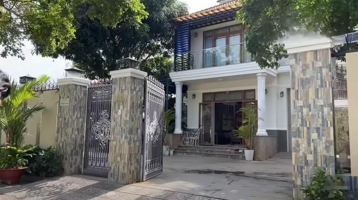 Ngôi nhà nằm trên mặt tiền đường lớn,, được thiết kế với tông màu trắng chủ đạo