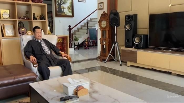 Nội thất bên trong biệt thự phần lớn bằng gỗ cao cấp, tạo cảm giác ấm cúng và sang trọng. Đặc biệt, toàn bộ thiết kế là do chính tay nam nghệ sĩ lên ý tưởng và chỉ đạo thi công, không cần đến kiến trúc sư