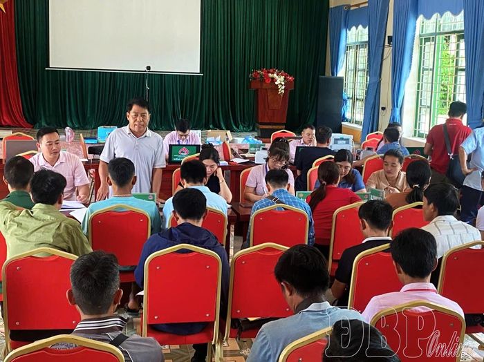 NHCSXH Mường Nhé phối hợp tuyên truyền, thông tin kịp thời các thay đổi về địa điểm giao dịch tới người dân.