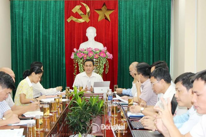Ủy viên Ban Thường vụ Tỉnh ủy, Phó Chủ tịch UBND tỉnh Đồng Nai Lê Trường Sơn phát biểu chỉ đạo tại buổi làm việc. Ảnh: H.Thảo