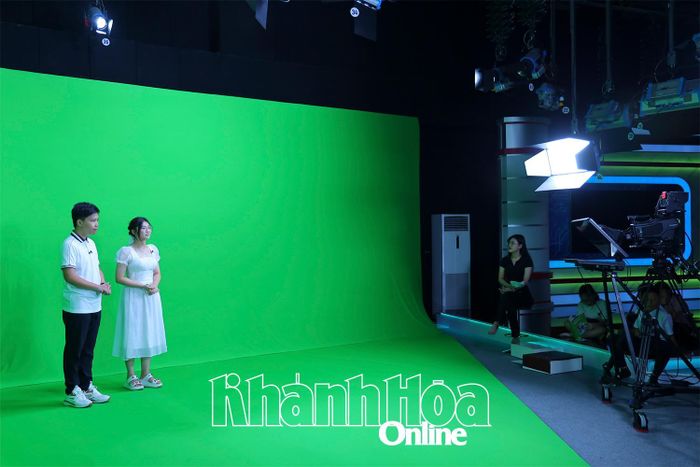 Hai thành viên của Câu lạc bộ MC nhí tự tin tham gia ghi hình tại phim trường của Báo và Phát thanh, Truyền hình Khánh Hòa.