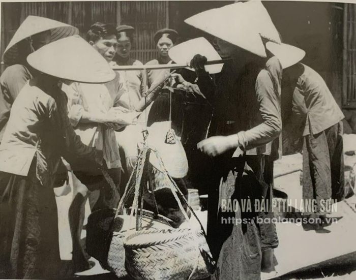 Nhân dân xã Tri Phương, huyện Tràng Định (cũ) giúp nhau lúc giáp hạt tại thôn, xóm năm 1981 (Ảnh: VŨ BÁCH)