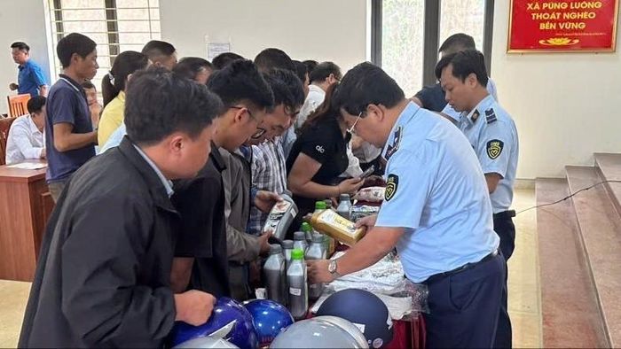 Cán bộ Chi Cục quản lý thị trường tỉnh tuyên truyền công tác kiểm tra xử lý và hướng dẫn cách nhận biết hàng thật - hàng giả.