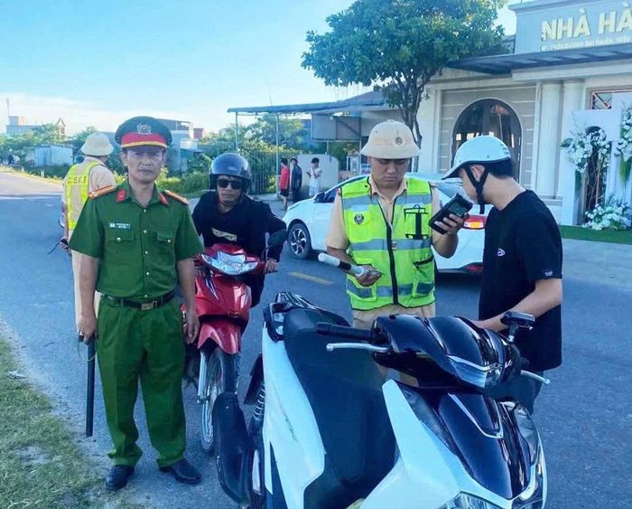 Công an xã Triệu Bình phối hợp với Phòng Cảnh sát giao thông đo nồng độ cồn - Ảnh: C.A