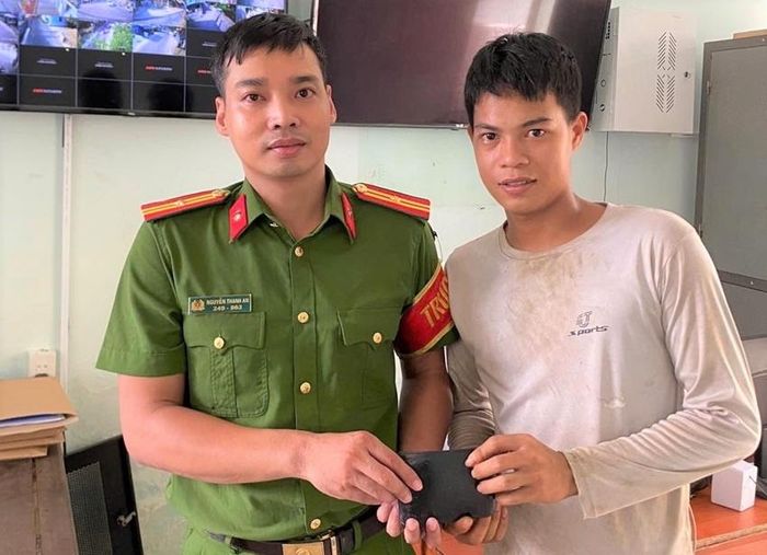 Công an phường Hóa Châu trả lại tài sản đánh rơi cho anh Trần Văn Mẫn