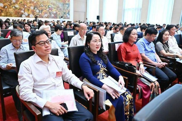 Các đại biểu tham gia Phiên Chuyên đề thứ nhất.