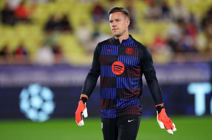 Ter Stegen nguy cơ bị tước băng đội trưởng Barcelona. Ảnh: Reuters.