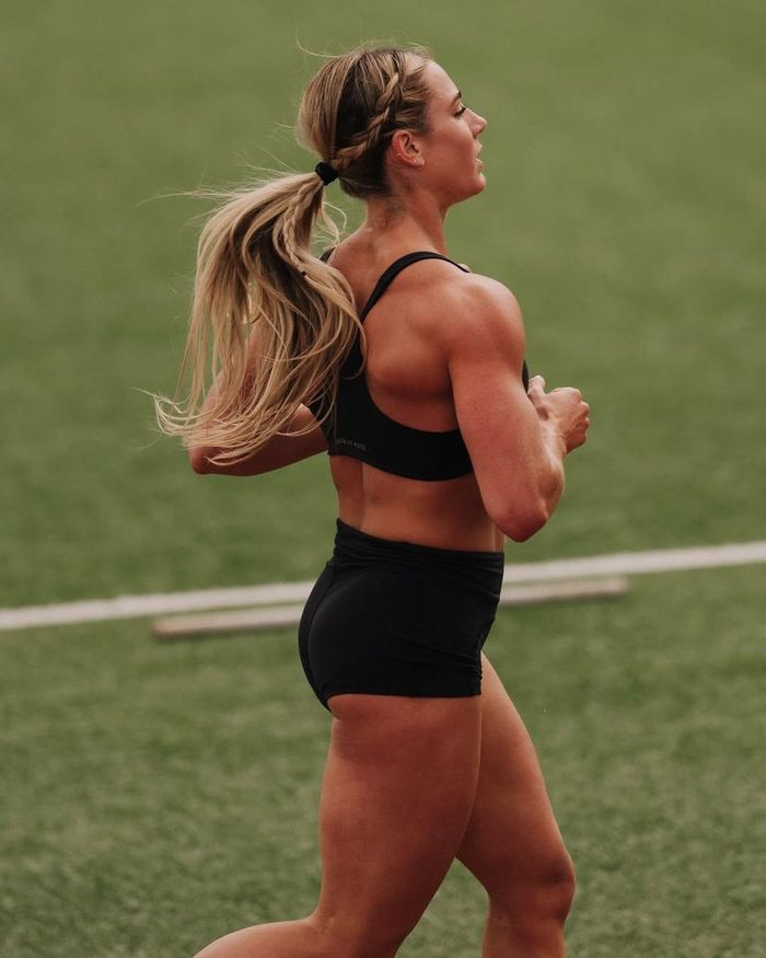  Với kinh nghiệm 10 năm luyện tập CrossFit, Wells cho biết đề cao chất lượng hơn số lượng trong các buổi tập. “Điều tôi học được trong quá trình này là ưu tiên chất lượng hơn số lượng. Quan trọng là tập luyện một cách thông minh, chứ không phải cố gắng nhồi nhét thật nhiều”, cô nói với Business Insider. Quá trình rèn luyện thể chất bền bỉ và đều đặn giúp Brooke Wells duy trì phong độ sau một thập kỷ theo đuổi bộ môn này. 