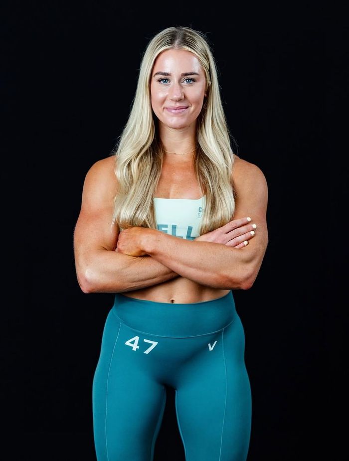  Brooke Wells cũng thu hút sự chú ý nhờ khuôn mặt nổi bật và hình thể ấn tượng. Với đôi mắt xanh và mái tóc vàng như búp bê Barbie, cô lại sở hữu vóc dáng lực lưỡng, vạm vỡ do chăm chỉ luyện tập. Trong những năm gần đây, cơ bắp ở nữ giới cũng trở thành xu hướng thẩm mỹ mới. Theo nhà sử học thời trang Shelby Ivey Christie (New York, Mỹ), sự thay đổi về tiêu chuẩn sắc đẹp là tất yếu, phản ánh những bước chuyển của nền văn hóa đại chúng. Định nghĩa về vẻ đẹp của phụ nữ trở nên đa dạng, phong phú hơn, bao gồm kiểu cơ thể lực lưỡng. 