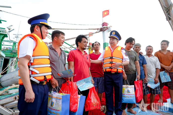 Lãnh đạo Cảnh sát biển Việt Nam tặng quà và động viên ngư dân trong buổi tuyên truyền pháp luật trên trên vùng biển Tây Nam.