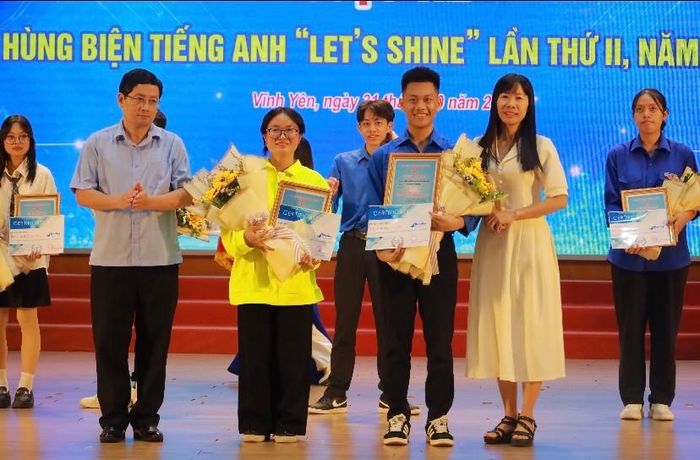  Hải Đăng tại cuộc thi hùng biện tiếng Anh ở trường (thứ 2 từ bên phải sang). 