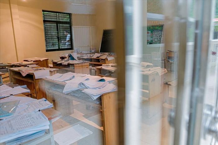  Nhiều sách vở của học sinh, tài liệu của nhà trường bị ướt và hư hại được phơi kĩ càng. 