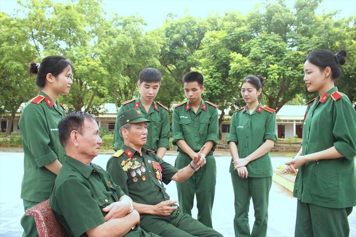 Đoàn viên Đoàn cơ sở Tiểu đoàn 1 (Học viện Kỹ thuật Quân sự) lắng nghe các cựu binh ở Trung tâm Điều dưỡng thương binh Kim Bảng (Ninh Bình) kể chuyện chiến trường năm xưa