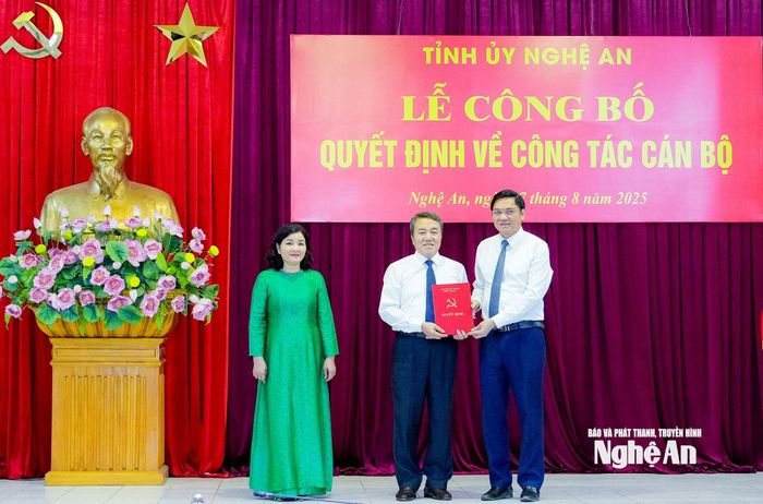 Đồng chí Hoàng Nghĩa Hiếu - Phó Bí thư Thường trực Tỉnh ủy, Chủ tịch HĐND tỉnh trao quyết định cho đồng chí Lê Văn Giáp - Chánh Văn phòng Tỉnh ủy. Cũng tại buổi lễ, đồng chí Hoàng Nghĩa Hiếu trao Quyết định số 2260-QĐNS/TW của Ban Bí thư Trung ương Đảng chuẩn y đồng chí Nguyễn Thị Hồng Hoa - Ủy viên Ban Chấp hành Đảng bộ tỉnh, Phó Trưởng ban Tuyên giáo và Dân vận Tỉnh ủy tham gia Ủy ban Kiểm tra Tỉnh ủy và giữ chức Phó Chủ nhiệm Ủy ban Kiểm tra Tỉnh ủy Nghệ An. Ảnh: Phạm Bằng