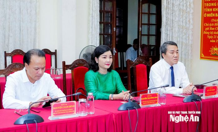 Các đồng chí được điều động, bổ nhiệm và lãnh đạo HĐND tỉnh tham dự buổi lễ. Ảnh: Phạm Bằng