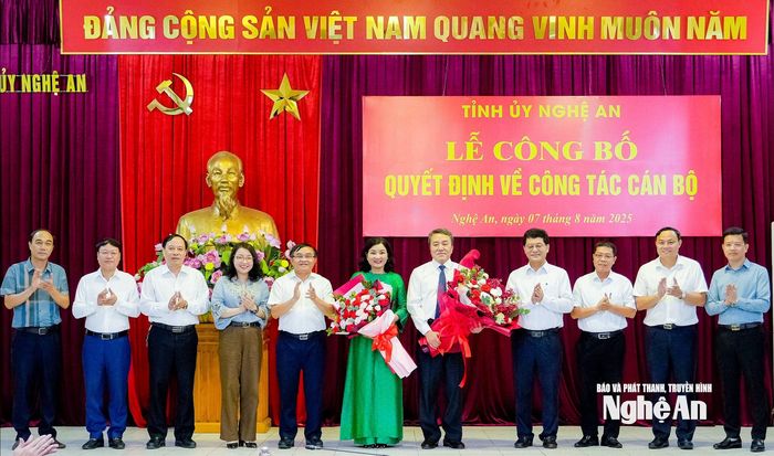 Lãnh đạo Ủy ban Kiểm tra Tỉnh ủy, Ban Tuyên giáo và Dân vận Tỉnh ủy, Văn phòng Tỉnh ủy tặng hoa chúc mừng 2 đồng chí được điều động, bổ nhiệm. Ảnh: Phạm Bằng