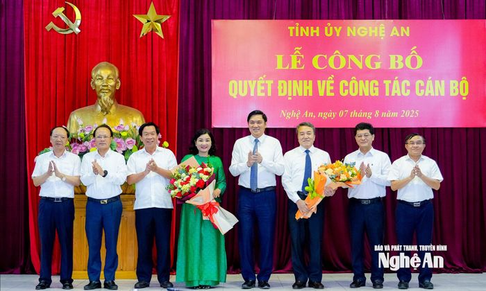 Các đồng chí trong Ban Thường vụ Tỉnh ủy tặng hoa chúc mừng 2 đồng chí được điều động, bổ nhiệm. Ảnh: Phạm Bằng