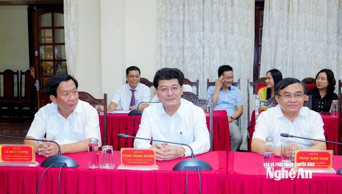 Các đồng chí Ủy viên Ban Thường vụ Tỉnh ủy tham dự buổi lễ. Ảnh: Phạm Bằng